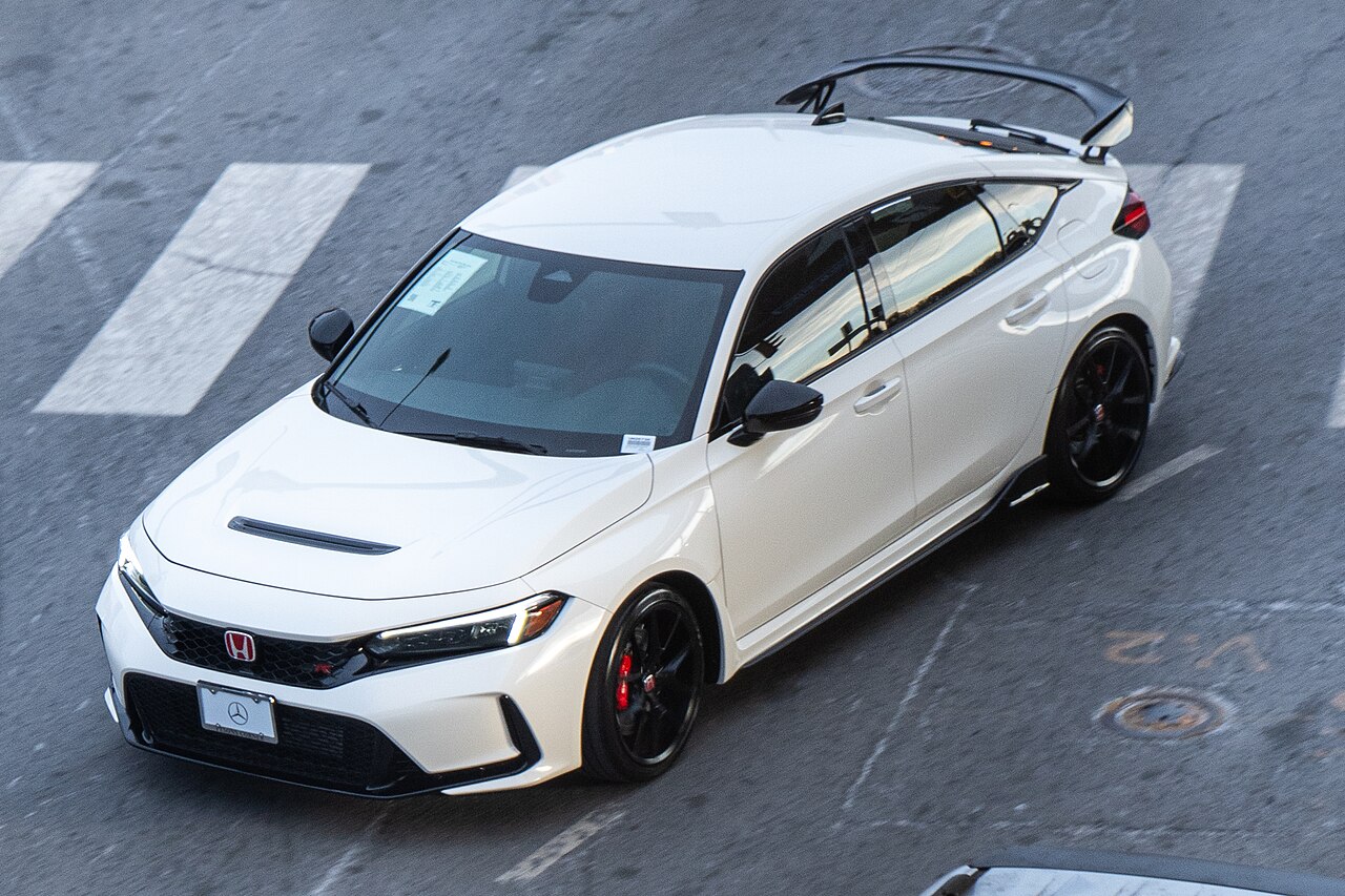 Белая Honda Civic Type R FL5 с красной эмблемой Honda на решётке радиатора